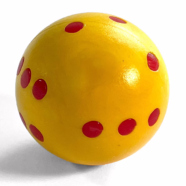 Abbildung eines Würfels als Ballform aus Holz