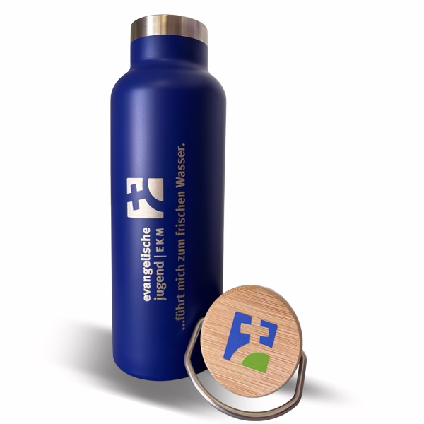Das Bild bildet eine Blaue Trinkflasche mit Deckel mit der Aufschrift "evangelische Jugend | EKM ...führt mich zum frischen Wasser." ab